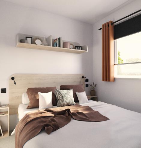 Gemütliches Zimmer mit weichem Bett, warmem Licht und minimalistischer Einrichtung.